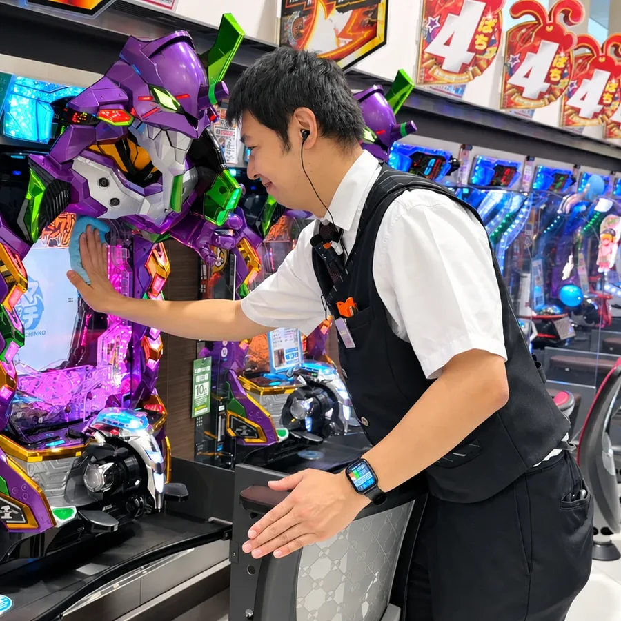 店舗の通路を巡回するスタッフ