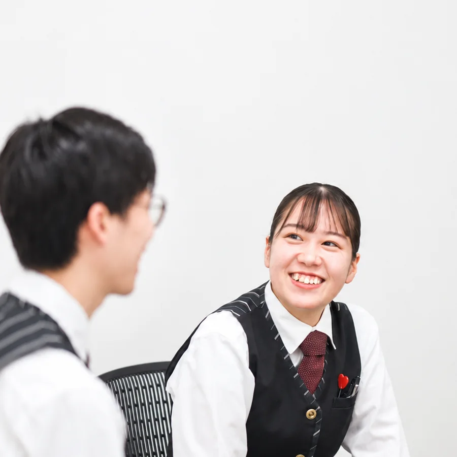 社員どうしが向かい合って話している様子