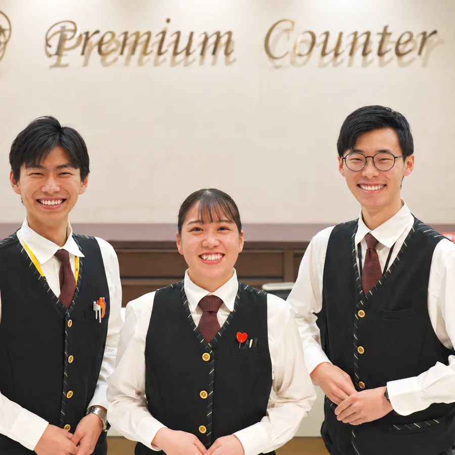 プレミアムカウンターに並ぶ3人のスタッフ