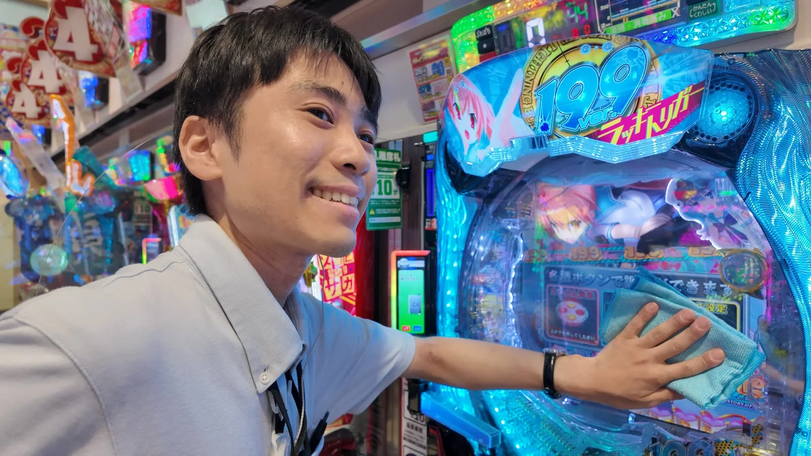 店舗フロアでお客さまに対応するスタッフ